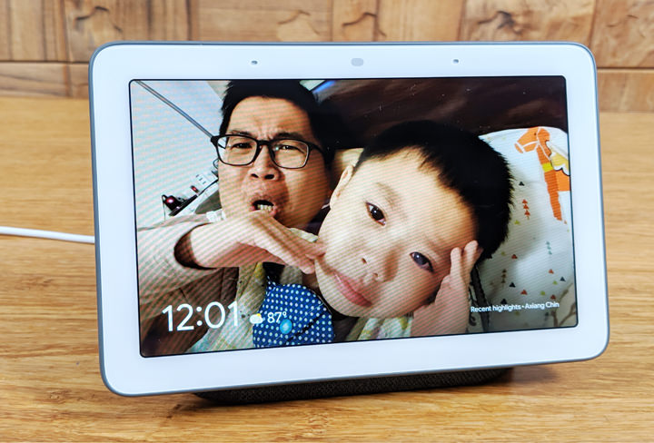 加入觸控螢幕，Google Home Hub （Nest Hub）智慧喇叭應用層面多更多：開箱分享與使用心得，再推薦最划算入手 Qoo10 平台！ - 阿祥的網路筆記本