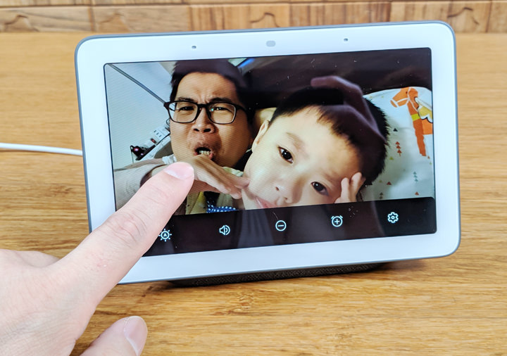 加入觸控螢幕，Google Home Hub （Nest Hub）智慧喇叭應用層面多更多：開箱分享與使用心得，再推薦最划算入手 Qoo10 平台！ - 阿祥的網路筆記本