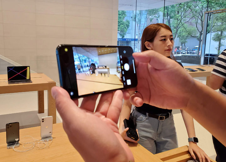 [Unbox] Apple iPhone 11 Pro Max 夜幕綠版純開箱！ - 阿祥的網路筆記本