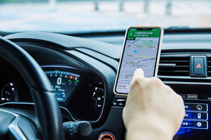 Moshi SnapTo 磁吸固定基座組開箱：手機免手持，車用、室內、無線充電一次搞定！ - 阿祥的網路筆記本