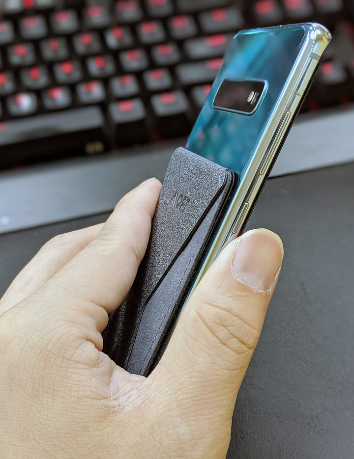 MOFT X 手機、平板隱形支架開箱實測：輕薄貼身，縱向橫向瀏覽皆適宜的便利設計！ - 阿祥的網路筆記本