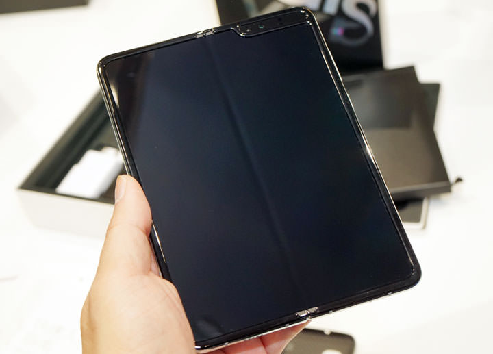三星 Galaxy Fold 台灣市售版鈦空銀款開箱！使用心得快速報告！ - 阿祥的網路筆記本