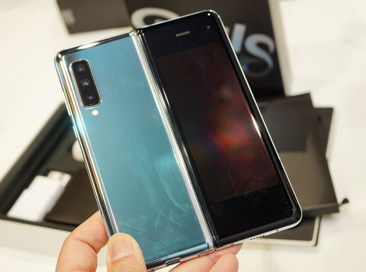 三星 Galaxy Fold 台灣市售版鈦空銀款開箱！使用心得快速報告！ - 阿祥的網路筆記本