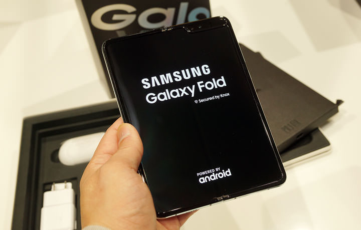 三星 Galaxy Fold 台灣市售版鈦空銀款開箱！使用心得快速報告！ - 阿祥的網路筆記本