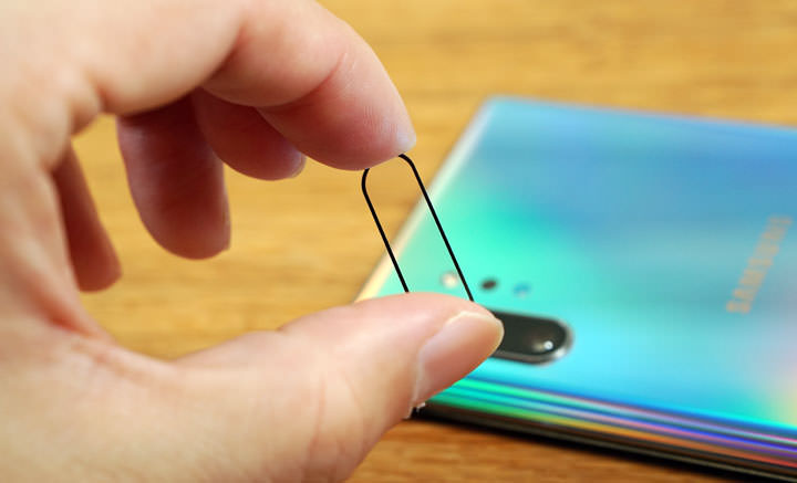 脆弱鏡頭的「帝王級」防護!hoda 藍寶石鏡頭貼開箱:GIA 國際認證,硬度僅次於鑽石的強悍! - 阿祥的網路筆記本 脆弱鏡頭的「帝王級」防護!hoda 藍寶石鏡頭貼開箱:GIA 國際認證,硬度僅次於鑽石的強悍! - 阿祥的網路筆記本