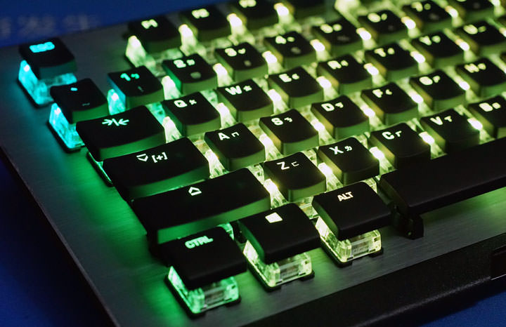 德國冰豹 ROCCAT VULCAN 100 AIMO 機械式遊戲鍵盤茶軸版開箱：Titan 軸手感優異，全面功能帶來優異體驗！ - 阿祥的網路筆記本