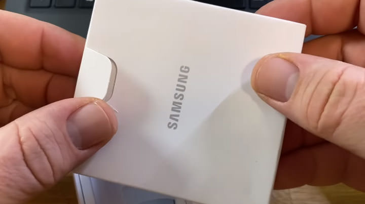 三星新一代真無線藍牙耳機 Galaxy Buds+ 實機開箱影片提前曝光!更大的電池續航,並能與 iOS 裝置相容! - 阿祥的網路筆記本 三星新一代真無線藍牙耳機 Galaxy Buds+ 實機開箱影片提前曝光!更大的電池續航,並能與 iOS 裝置相容! - 阿祥的網路筆記本