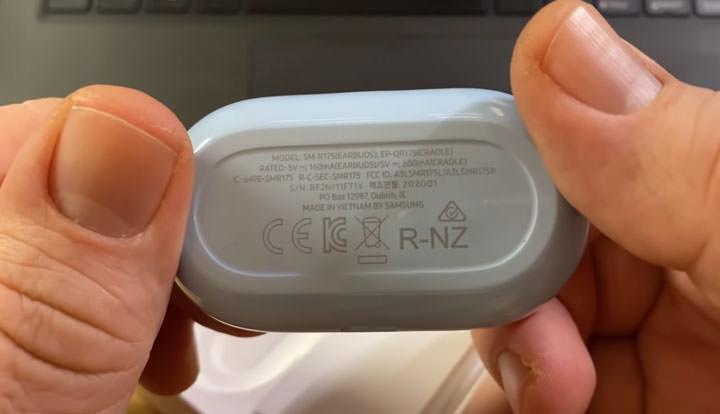 三星新一代真無線藍牙耳機 Galaxy Buds+ 實機開箱影片提前曝光!更大的電池續航,並能與 iOS 裝置相容! - 阿祥的網路筆記本 三星新一代真無線藍牙耳機 Galaxy Buds+ 實機開箱影片提前曝光!更大的電池續航,並能與 iOS 裝置相容! - 阿祥的網路筆記本