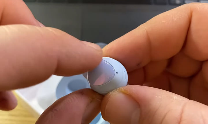 三星新一代真無線藍牙耳機 Galaxy Buds+ 實機開箱影片提前曝光!更大的電池續航,並能與 iOS 裝置相容! - 阿祥的網路筆記本 三星新一代真無線藍牙耳機 Galaxy Buds+ 實機開箱影片提前曝光!更大的電池續航,並能與 iOS 裝置相容! - 阿祥的網路筆記本