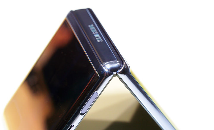 三星 Galaxy Z Flip 今日展開預購，台灣 2/21 限量上市，實機功能如何？搶動手玩玩看！ - 阿祥的網路筆記本