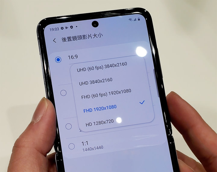 三星 Galaxy Z Flip 今日展開預購，台灣 2/21 限量上市，實機功能如何？搶動手玩玩看！ - 阿祥的網路筆記本