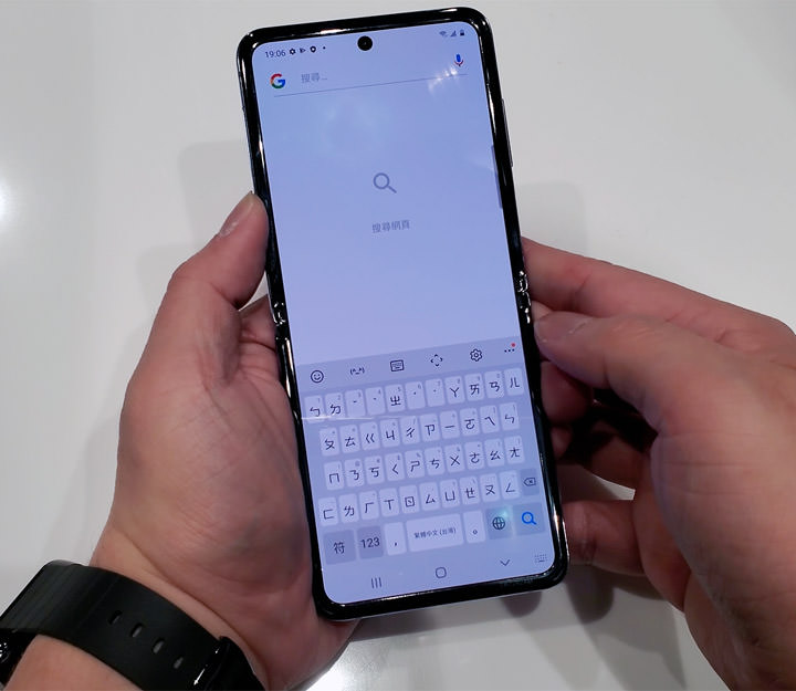 三星 Galaxy Z Flip 今日展開預購，台灣 2/21 限量上市，實機功能如何？搶動手玩玩看！ - 阿祥的網路筆記本