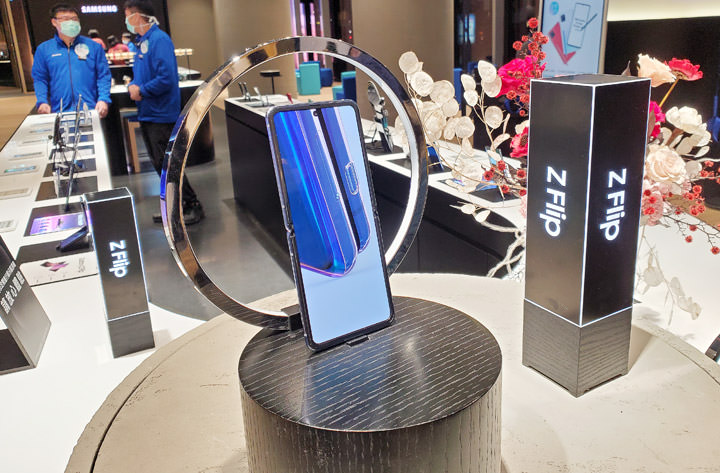 三星 Galaxy Z Flip 今日展開預購，台灣 2/21 限量上市，實機功能如何？搶動手玩玩看！ - 阿祥的網路筆記本
