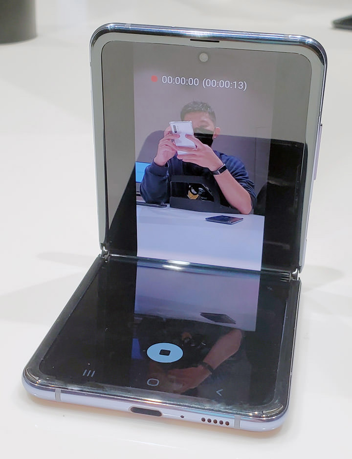 三星 Galaxy Z Flip 今日展開預購，台灣 2/21 限量上市，實機功能如何？搶動手玩玩看！ - 阿祥的網路筆記本