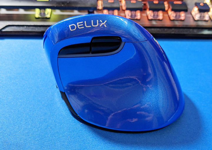 DeLUX M618mini 雙模垂直靜音無線光學滑鼠開箱：告別「滑鼠手」，試試看「垂直側握」新姿勢！ - 阿祥的網路筆記本