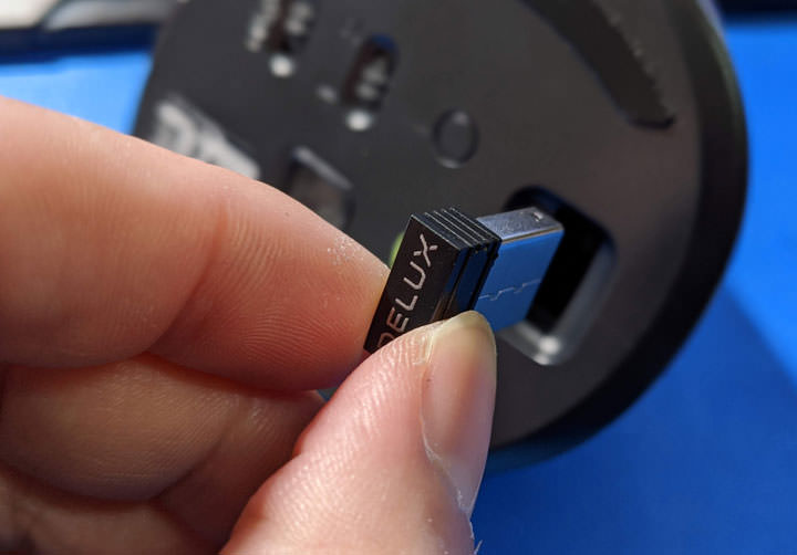 DeLUX M618mini 雙模垂直靜音無線光學滑鼠開箱：告別「滑鼠手」，試試看「垂直側握」新姿勢！ - 阿祥的網路筆記本