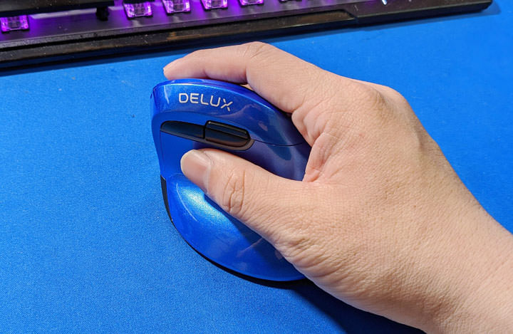 DeLUX M618mini 雙模垂直靜音無線光學滑鼠開箱：告別「滑鼠手」，試試看「垂直側握」新姿勢！ - 阿祥的網路筆記本