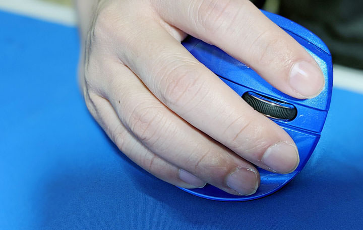 DeLUX M618mini 雙模垂直靜音無線光學滑鼠開箱：告別「滑鼠手」，試試看「垂直側握」新姿勢！ - 阿祥的網路筆記本