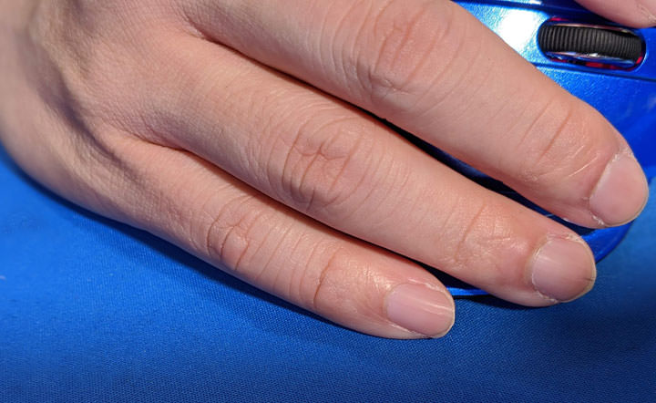 DeLUX M618mini 雙模垂直靜音無線光學滑鼠開箱：告別「滑鼠手」，試試看「垂直側握」新姿勢！ - 阿祥的網路筆記本