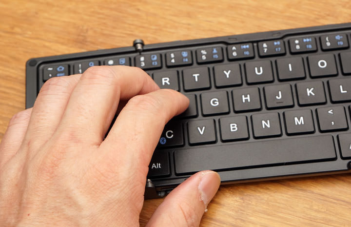 手機也能高效率打字！超便攜 B.O.W. 航世三摺疊藍牙鍵盤開箱！ - 阿祥的網路筆記本