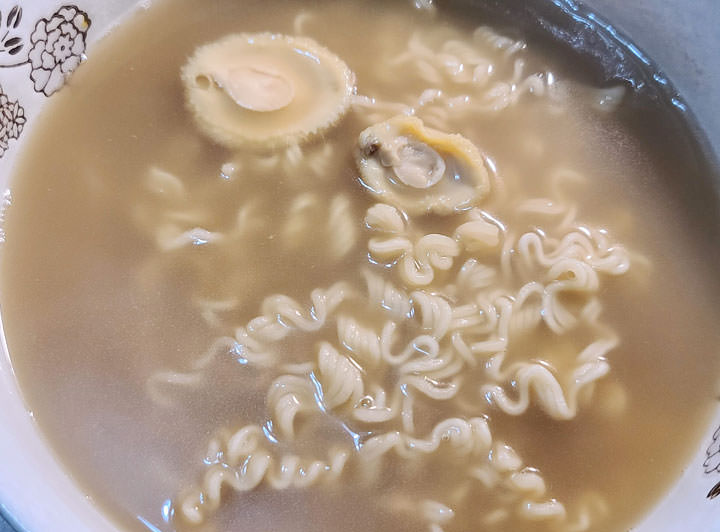 真的有鮑魚？馬來西亞 A1 鮑魚麵開箱心得！但其實重點不在鮑魚… - 阿祥的網路筆記本