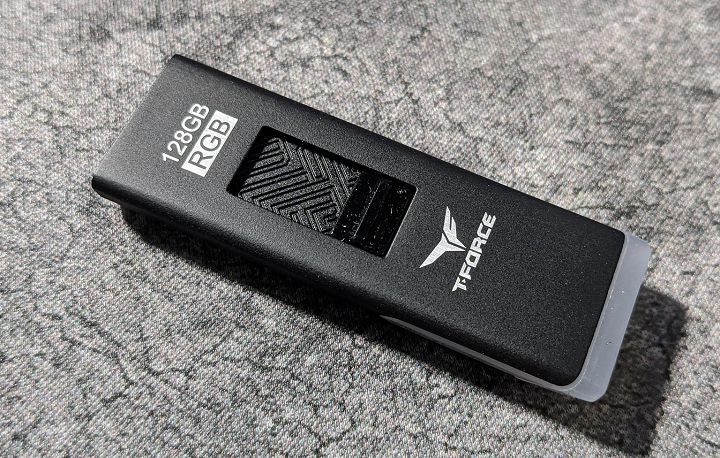 十銓 T-FORCE SPARK RGB 隨身碟開箱:存取高效,RGB 燈效兼具酷炫與實用性!更能同時支援 PC 與遊樂器! - 阿祥的網路筆記本 十銓 T-FORCE SPARK RGB 隨身碟開箱:存取高效,RGB 燈效兼具酷炫與實用性!更能同時支援 PC 與遊樂器! - 阿祥的網路筆記本