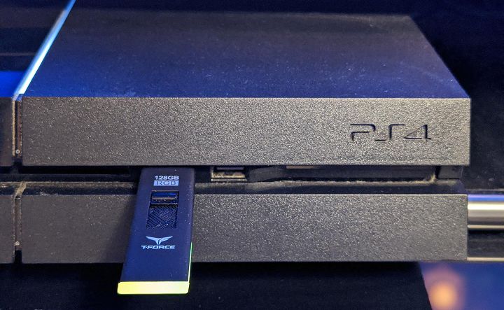 十銓 T-FORCE SPARK RGB 隨身碟開箱:存取高效,RGB 燈效兼具酷炫與實用性!更能同時支援 PC 與遊樂器! - 阿祥的網路筆記本 十銓 T-FORCE SPARK RGB 隨身碟開箱:存取高效,RGB 燈效兼具酷炫與實用性!更能同時支援 PC 與遊樂器! - 阿祥的網路筆記本