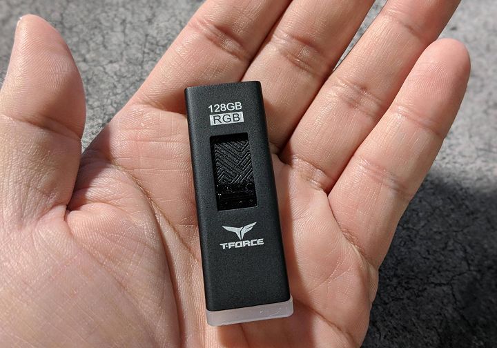 十銓 T-FORCE SPARK RGB 隨身碟開箱:存取高效,RGB 燈效兼具酷炫與實用性!更能同時支援 PC 與遊樂器! - 阿祥的網路筆記本 十銓 T-FORCE SPARK RGB 隨身碟開箱:存取高效,RGB 燈效兼具酷炫與實用性!更能同時支援 PC 與遊樂器! - 阿祥的網路筆記本