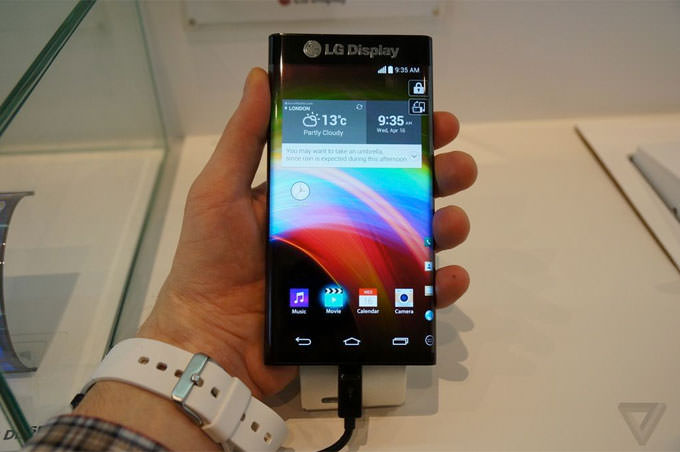 單曲面不夠看？雙曲面更好玩！LG CES 2015展出「Active Bending OLED display」雙曲面手機！