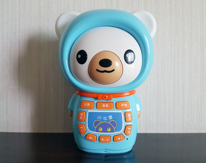 [Unbox] 據說是嬰幼兒陪伴神器：全新第三代「小牛津帽T熊故事機」簡單開箱與心得！