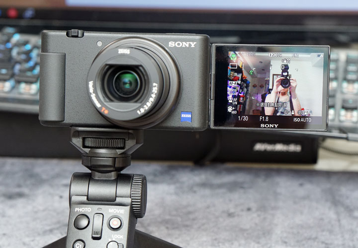 開箱分享：為自拍錄影而生的相機 SONY ZV-1 與藍牙無線多功能拍攝手把 GP-VPT2BT 真實心得分享！ - 阿祥的網路筆記本