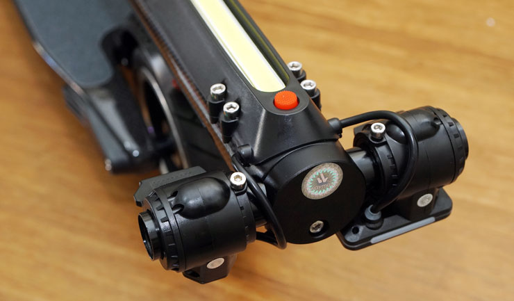 兼具輕巧與堅固性：Waymax X6碳纖維電動滑板車開箱體驗～輕型電動載具的首選，更是短距移動的利器！ - 阿祥的網路筆記本