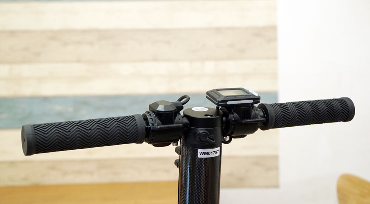 兼具輕巧與堅固性：Waymax X6碳纖維電動滑板車開箱體驗～輕型電動載具的首選，更是短距移動的利器！ - 阿祥的網路筆記本