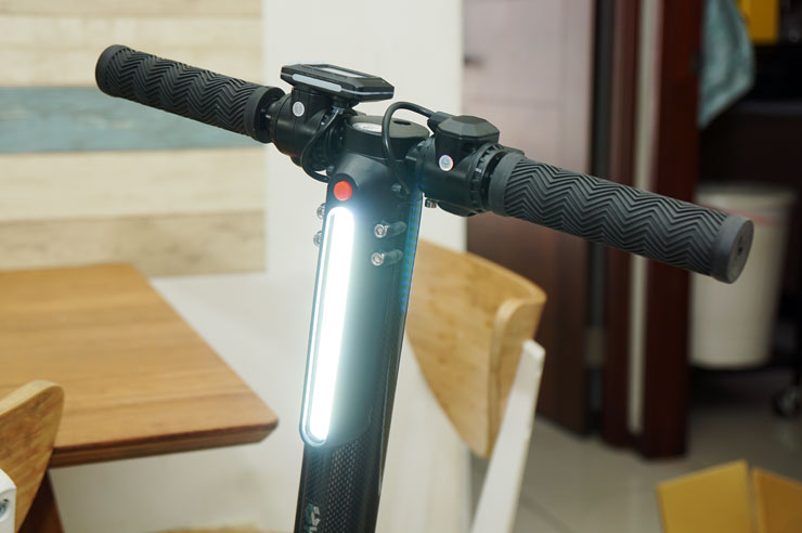 兼具輕巧與堅固性：Waymax X6碳纖維電動滑板車開箱體驗～輕型電動載具的首選，更是短距移動的利器！ - 阿祥的網路筆記本