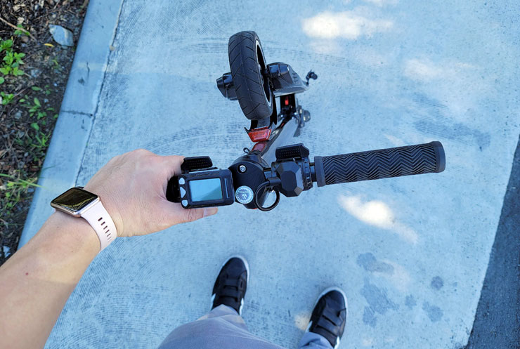 兼具輕巧與堅固性：Waymax X6碳纖維電動滑板車開箱體驗～輕型電動載具的首選，更是短距移動的利器！ - 阿祥的網路筆記本