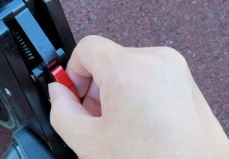 兼具輕巧與堅固性：Waymax X6碳纖維電動滑板車開箱體驗～輕型電動載具的首選，更是短距移動的利器！ - 阿祥的網路筆記本