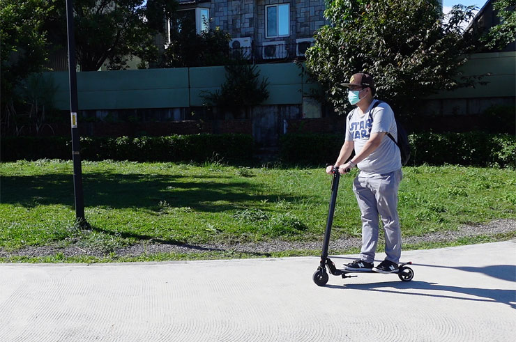 兼具輕巧與堅固性：Waymax X6碳纖維電動滑板車開箱體驗～輕型電動載具的首選，更是短距移動的利器！ - 阿祥的網路筆記本