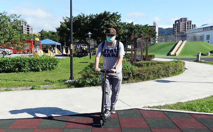 兼具輕巧與堅固性：Waymax X6碳纖維電動滑板車開箱體驗～輕型電動載具的首選，更是短距移動的利器！ - 阿祥的網路筆記本