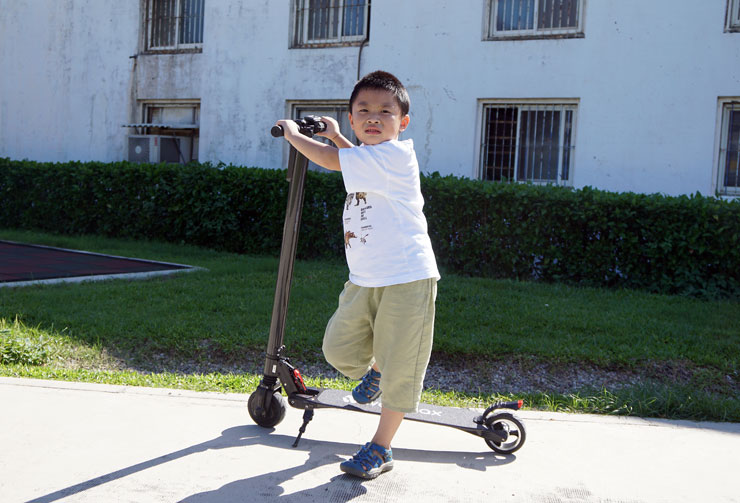 兼具輕巧與堅固性：Waymax X6碳纖維電動滑板車開箱體驗～輕型電動載具的首選，更是短距移動的利器！ - 阿祥的網路筆記本