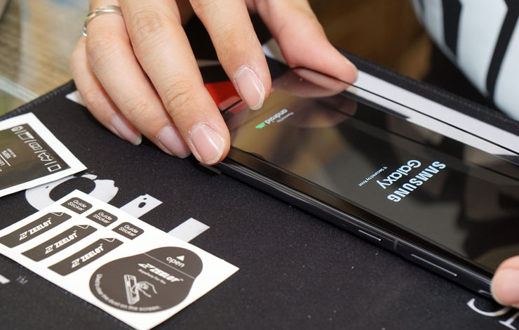 手感一流，指紋解鎖超犀利！ZEELOT 滿版玻璃保護貼 for 三星 Galaxy S21 全系列開箱與使用心得分享！ - 阿祥的網路筆記本