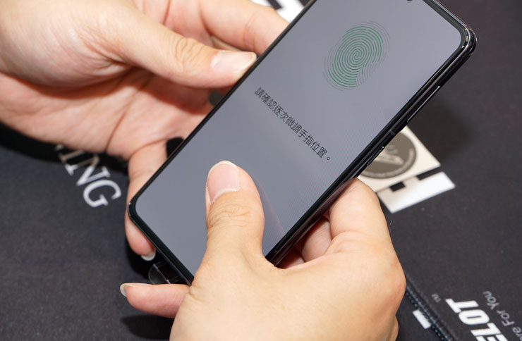 手感一流，指紋解鎖超犀利！ZEELOT 滿版玻璃保護貼 for 三星 Galaxy S21 全系列開箱與使用心得分享！ - 阿祥的網路筆記本