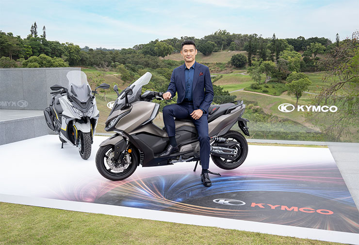 KYMCO 2021 EICMA 米蘭車展展前記者會發佈 AK550 新版本、跨界三輪 CV3，將於 2002 上半年推出！ - 阿祥的網路筆記本