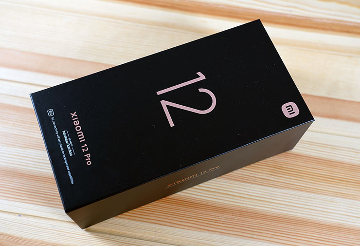 Xiaomi 12 Pro 與他牌旗艦不另附充電器、保護殼的做法不同，買手機就一次全部附給你了，看這盒子的大小就知道裡面的配件沒有縮水！