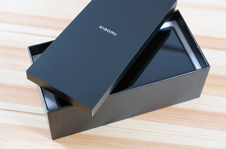Xiaomi 12 Pro 盒內也同樣採用精品風格的黑色包裝，第一層為保護殼與說明書盒，下層為手機本體與其他配件。