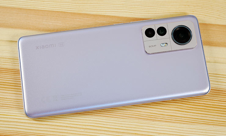 Xiaomi 12 Pro 共有藍、紫、灰三色，阿祥手上這支紫色款的顏色較偏向低調風格，不是屬於那種過於艷麗的風格，略帶灰色的調性蠻有莫蘭迪色的感覺，也是近幾年相當流行的風格，且機身後側邊緣都做了曲面處理，視覺感圓潤，拿在手上的握感也很不錯。