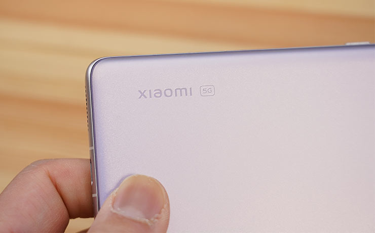 Xiaomi 12 Pro 的機身背蓋採用霧面處理的玻璃材質，手感佳且不易染指紋。
