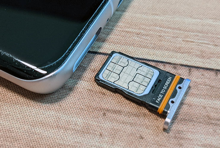 Xiaomi 12 Pro 可支援雙 nano SIM 卡與雙 5G。
