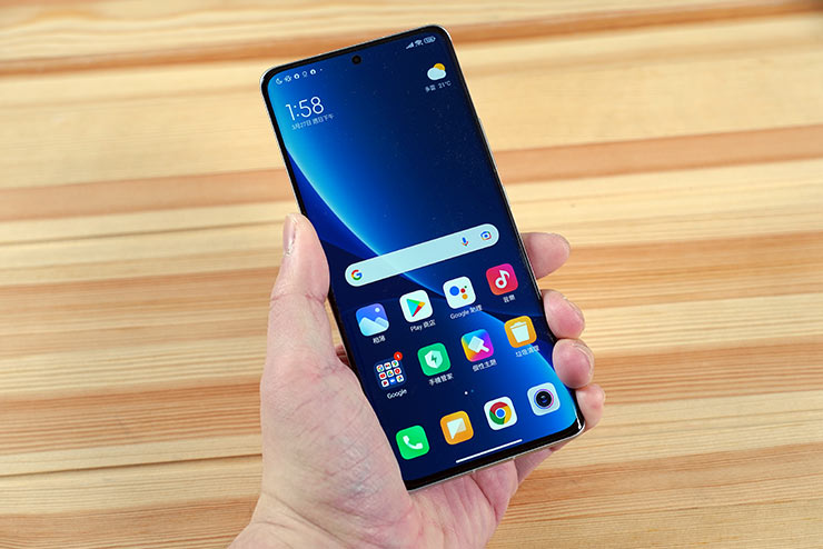 Xiaomi 12 Pro 搭載了 6.73 吋的雙曲面 AMOLED 螢幕，解析度為 WQHD+，並使用 E5 材質面板，峰值亮度可達 1,500 nits，可以確保在戶外陽光下也能清晰辨識畫面內容，而這塊顯示器也榮獲專業評測機構 DisplayMate 多達 15 項 A+ 評價，絕對是目前市場上的一時之選。