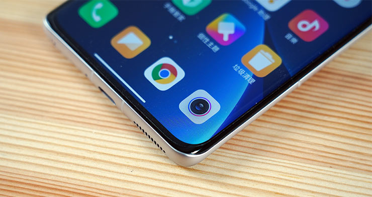 雙曲面設計也讓螢幕左右邊框縮小，視覺效果更為提升。