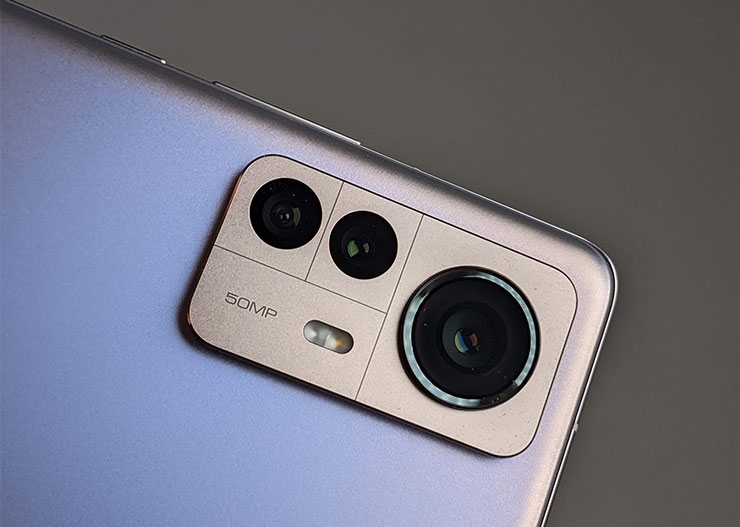 Xiaomi 12 Pro「三主鏡頭」概念打破了一般手機在相機規格方面的固有框架，讓使用者無論切換至哪一個焦段都有出色的拍攝效果， 4 合 1 像素融合的功能也大大提升夜間拍攝的效果！